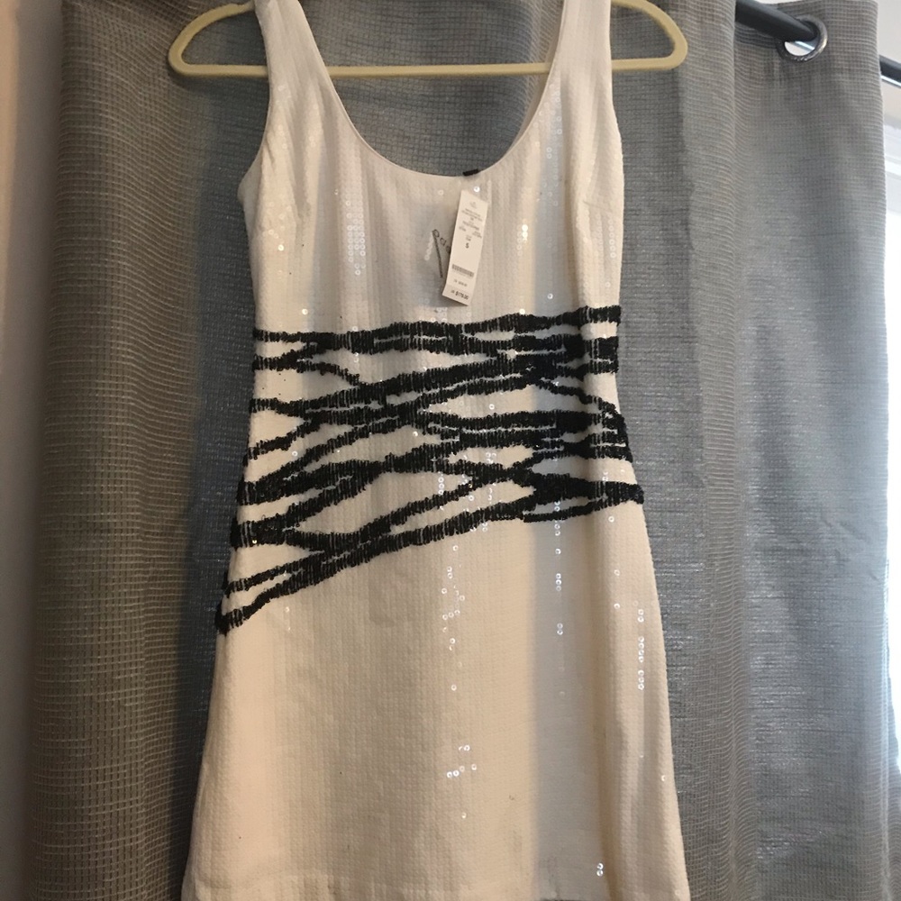 Bebe white and black sequin drrdd